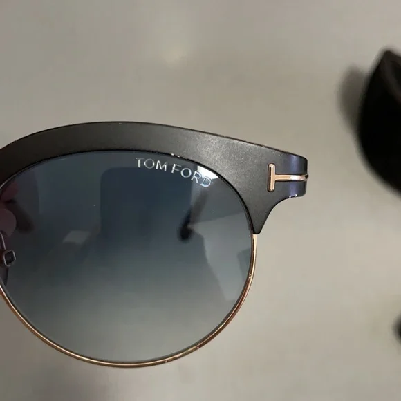 Tom Ford Angela sunglasses gradient color 53/18 - www  display picture 1